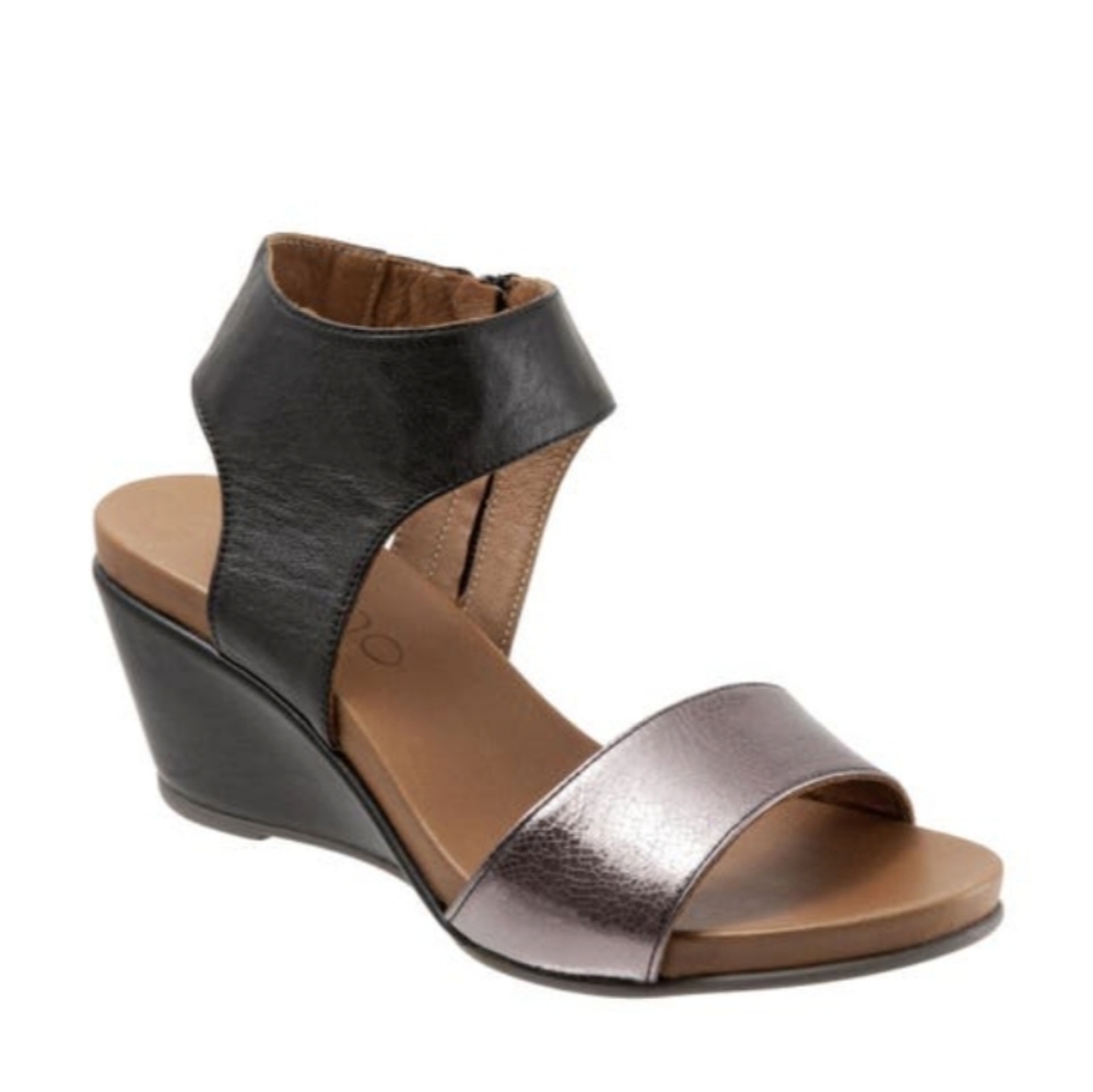 NEW BUENO Ida Wedge Sandal In Pewter Metallic/ Black Leather